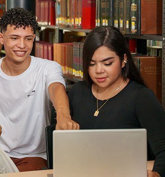 Chicos solicitando Información de la carrera