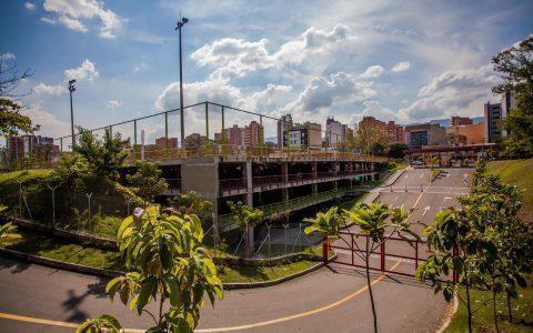 Edificio de parqueaderos y portería vehicular a fondo