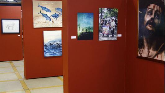 sala de arte de la biblioteca con cuadros