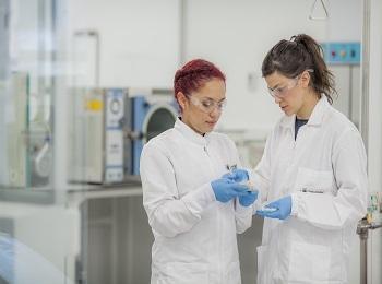 Investigadores en uno de los nuevos laboratorios del bloque 11