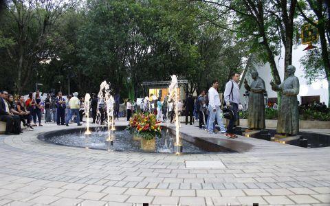 Plaza Fundadores con las fuentes