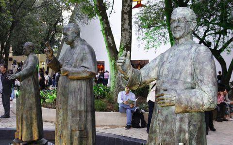 Esculturas de Mons. Tibero de J. Salazar, Manuel José Sierra y Félix Henao Botero