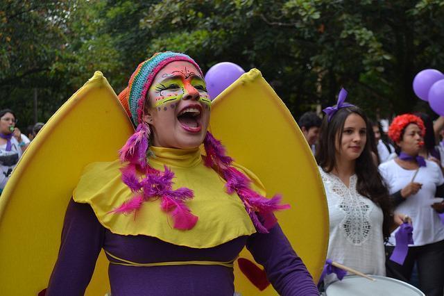 mujer disfrazada cantando