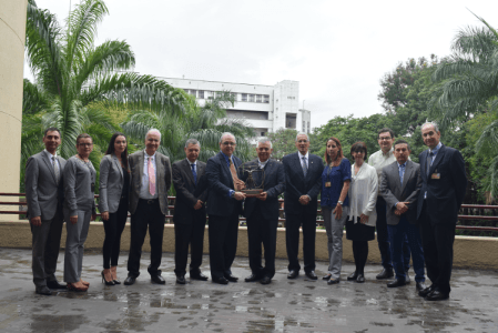 En la entrega del reconocimiento participaron representes de la SAI y directivas de la UPB