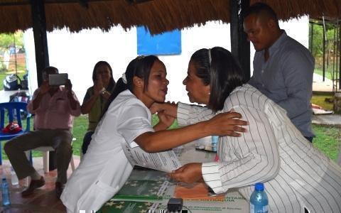 docente cortando la cinta protocolaria