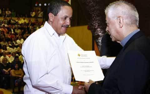 Rector entrega reconocimiento a empleados con aniversario especial 2016