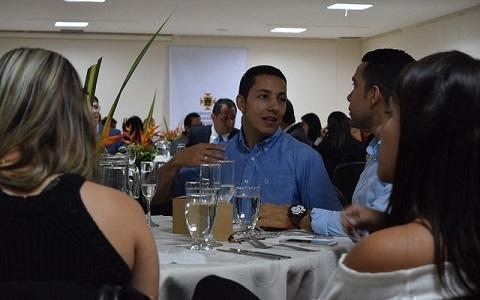 Exalumnos reunidos en una mesa hablando