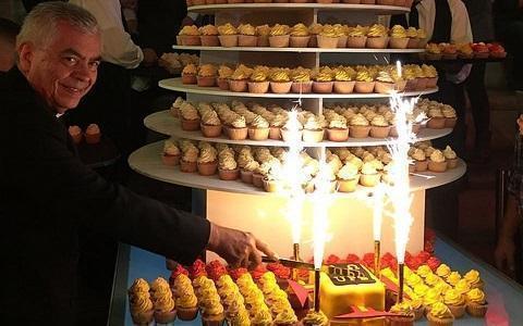 Rector junto al pastel con las velas en la celebración de los 80 años de la UPB en el Encuentro de Egresados Medellín 2016