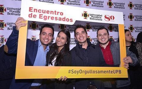 Grupo de egresados posando para una fotografía