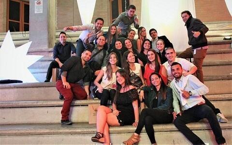 Grupo de segresados posando para una foto en las garderías del Polideportivo UPB