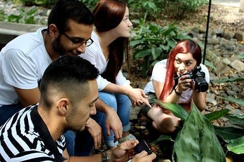 Estudiantes del semillero haciendo el registro fotográfico