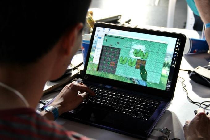 Joven jugando en el Global Game Jam