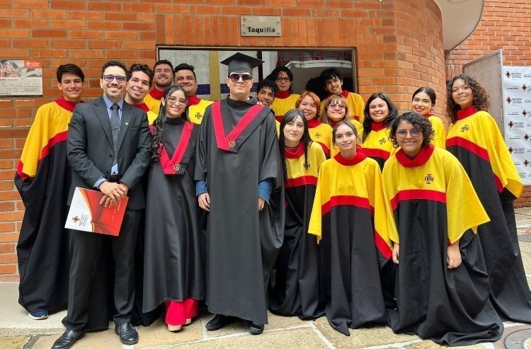 Grupo del coro polifónico UPB posando para una fotografía