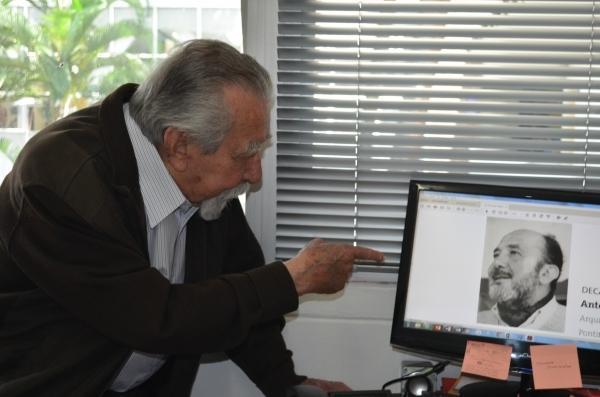 Hector Londoño, egresado de Arquitectura, con una foto suya tras su paso por UPB.