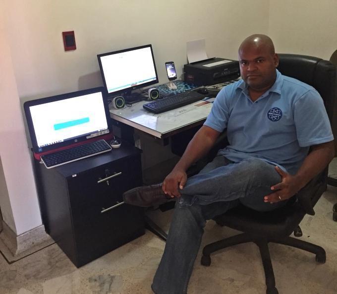 Hoover López posando en su casa