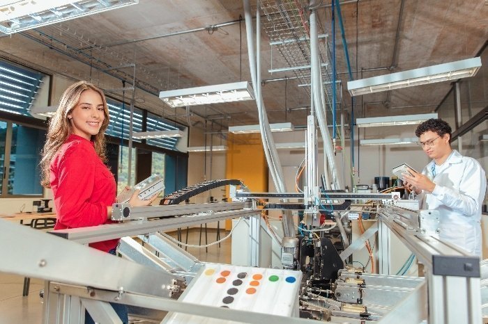 Estudiantes ingeniería Industrial en laboratorio de la UPB 