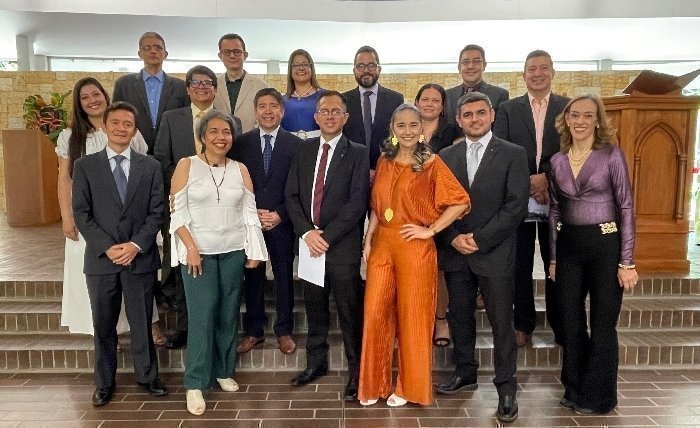 Profesores de la Facultad de Ingeniería Civil posando para una fotografía grupal