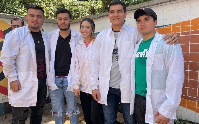 Estudiantes de Ingeniería Civil en campo posando para una fotografía