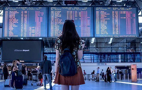 persona mirando los tableros del aeropuerto