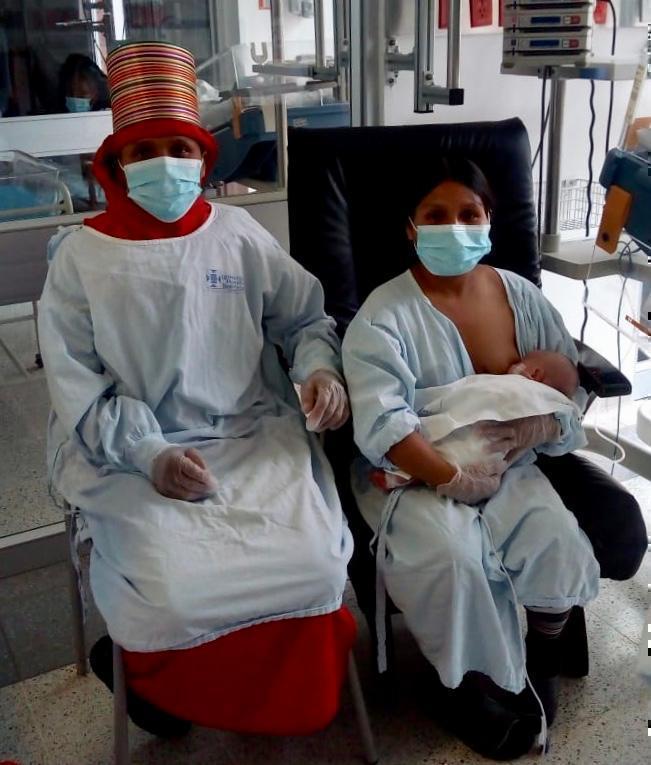 Familia de la comunidad Eyabida en la Unidad Neonatal