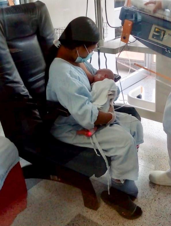 Lucía y Daniel en la Unidad Neonatal de la Clínica Universitaria Bolivariana