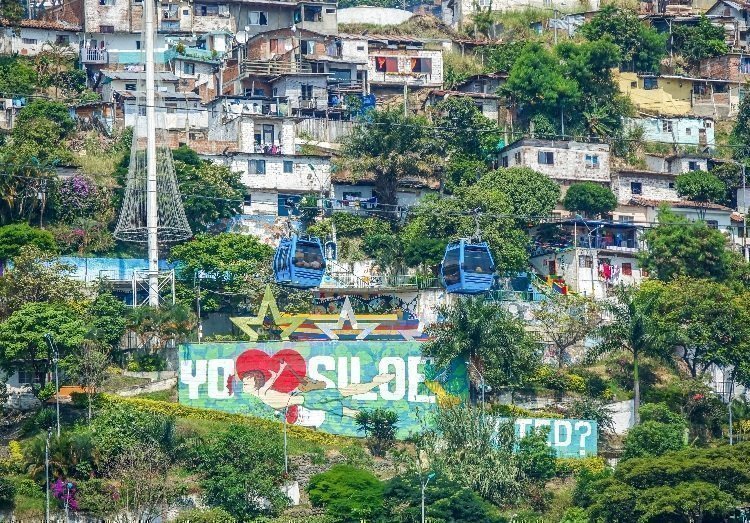 Vista del servicio de metro cable MÍO, ubicado en Cali