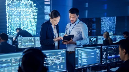 Profesionales trabajando en un centro de control de ciberseguridad.
