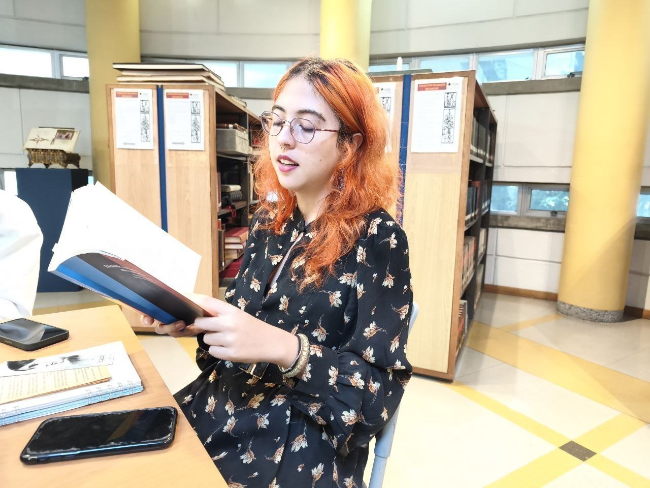 Juana, la tallerista del club de lectura, explicando la actividad