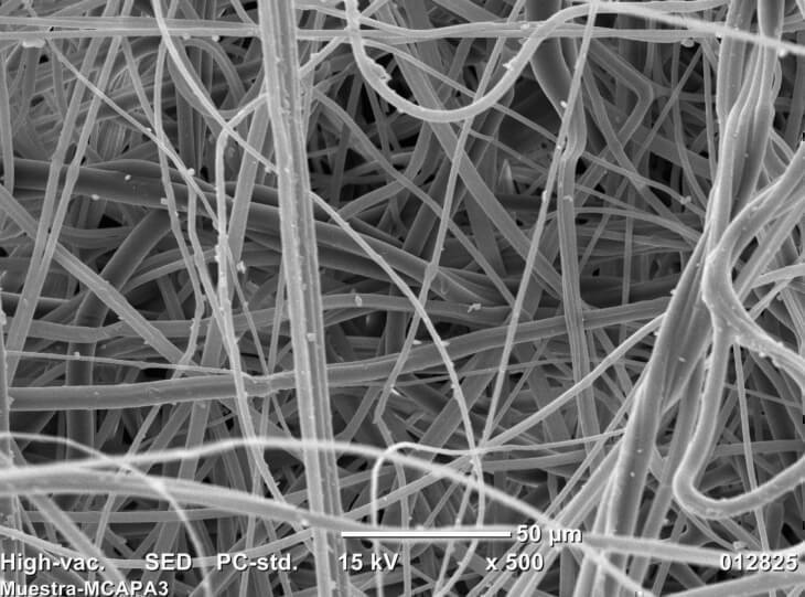 Imagen de microscopía electrónica de barrido de filtro no tejido de polipropileno (triboelectric filtering). 