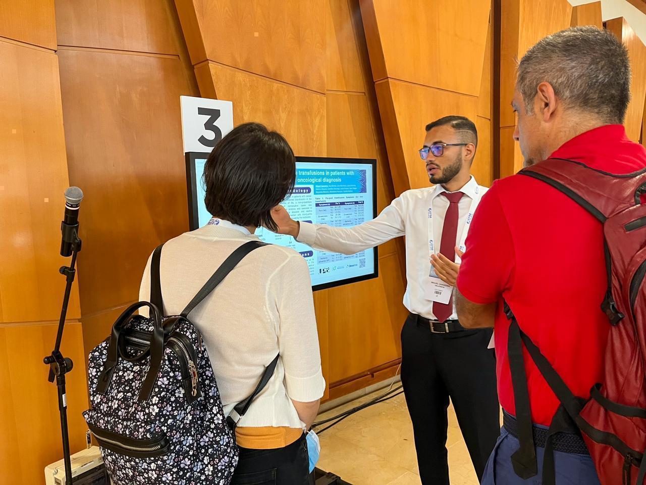 El estudiante Miguel Saavedra explicando su proyecto de investigación