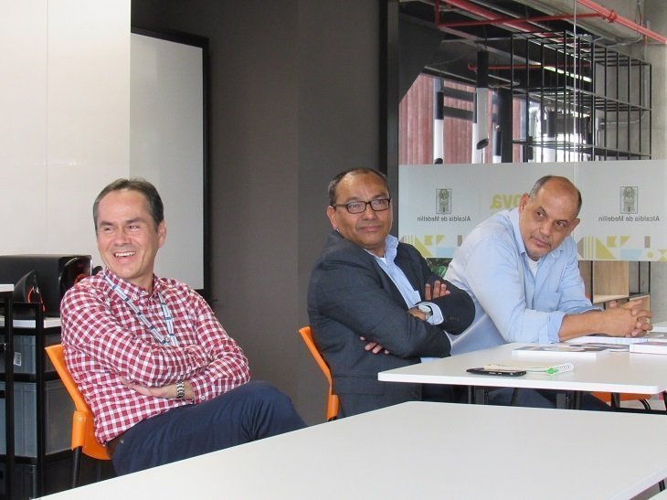 Directivos conversando acerca del centro de innovación del maestro