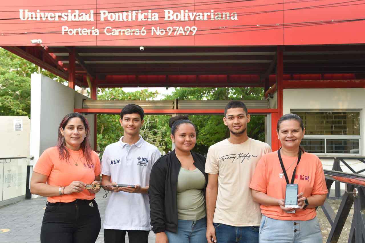 Directora del programa de Ing. Electrónica, Ana Milena López; Miguel Ángel Enamorado, estudiante de Ing. Electrónica y miembro de la rama IEEE, Dayhana Moreno y Rafael Sáenz, estudiantes de Ing. Civil y Luisa Martínez, docente del programa de Ing. Civil