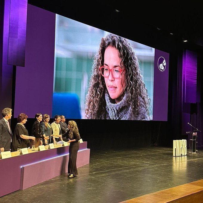 Ginna Morelo, recibiendo Premio Simón Bolívar con el libro La Voz de los Lápices