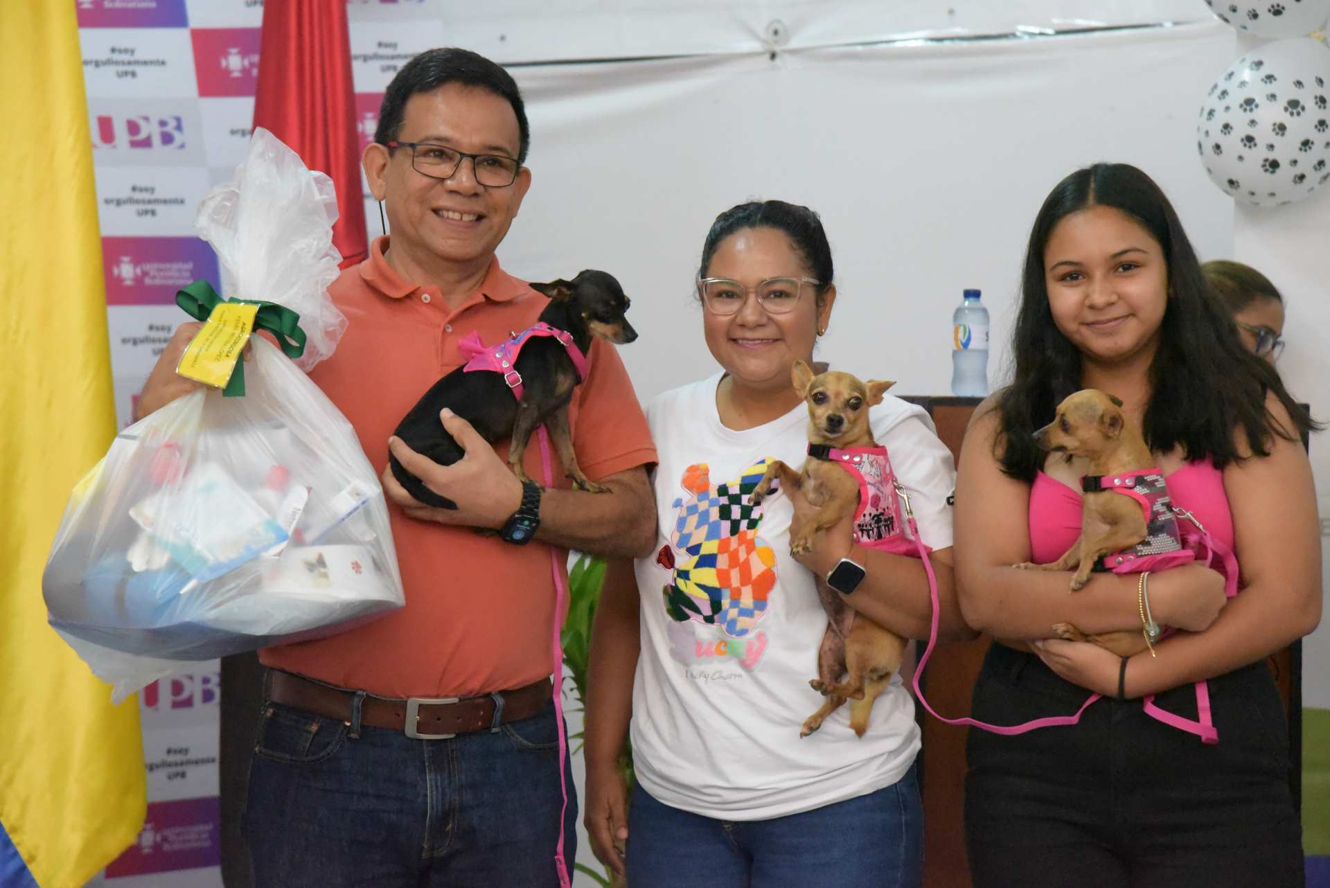 Show canino en la carpa académica Alianzas que Construyen