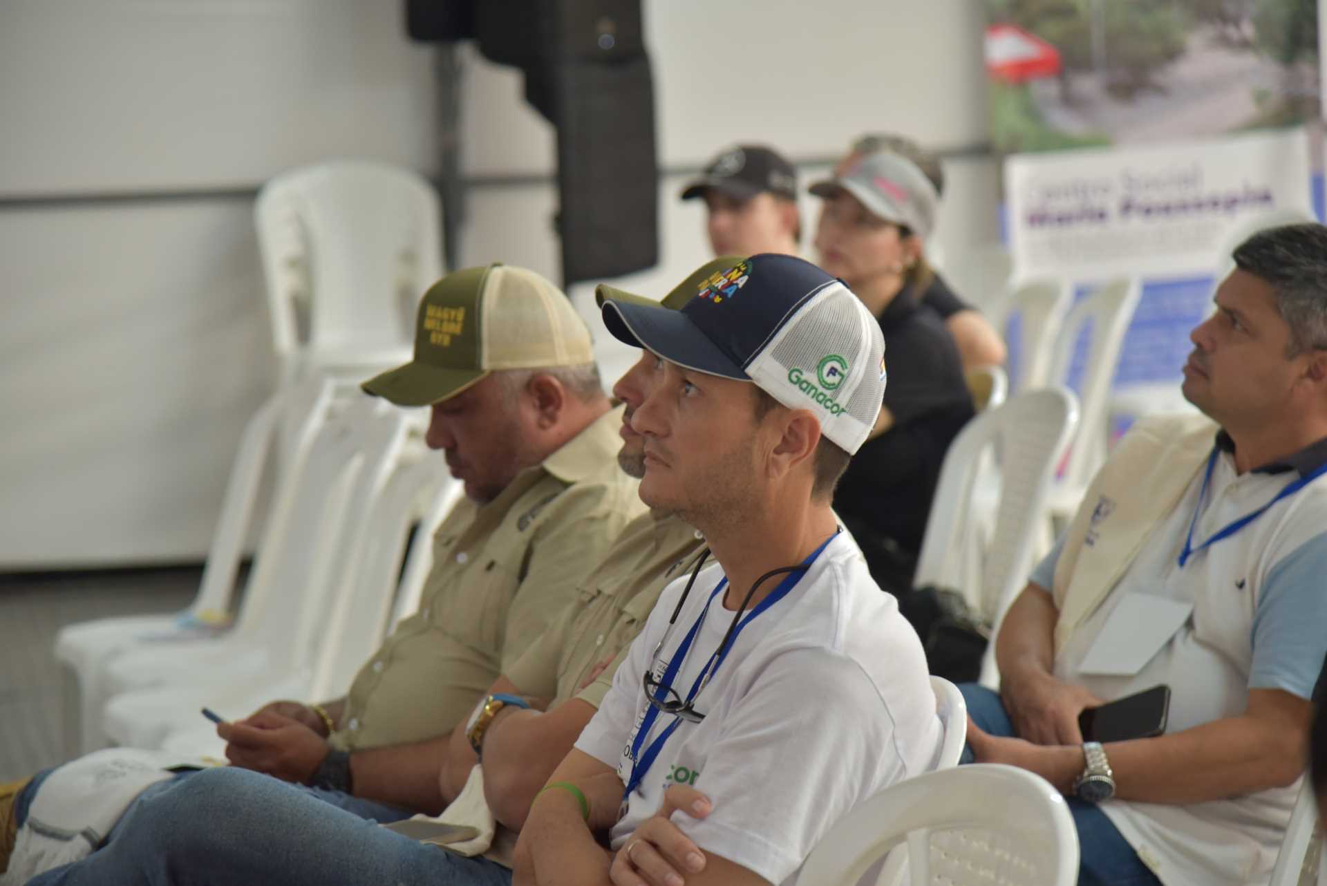 Audiencia en la carpa académica Alianzas que Construyen