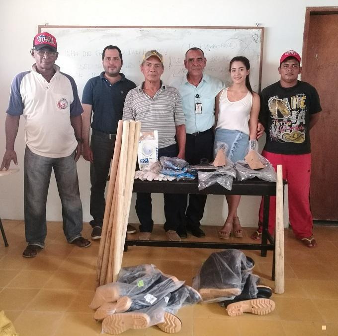 Entrega de herramientas a la comunidad de Camilo Torres