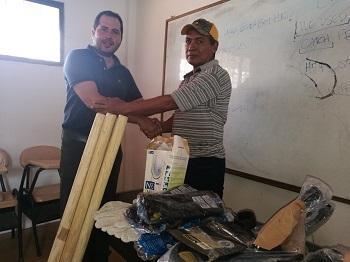 Entrega de herramientas a la comunidad de Camilo Torres