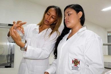 Ana Margarita Otero Herrera durante su exposición en Chile
