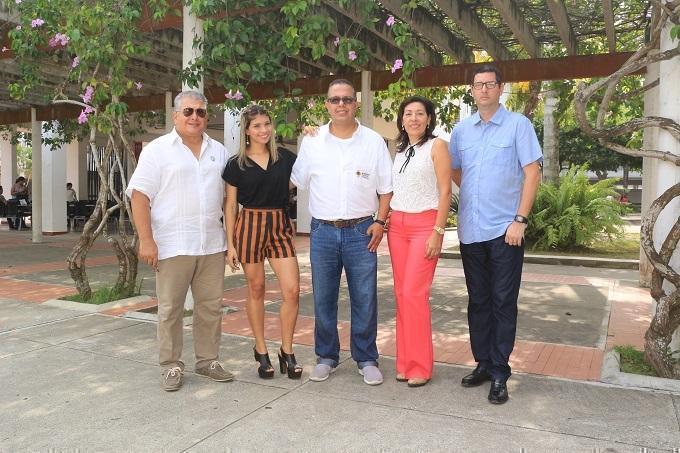 El docente Luis Martínez (centro) acompañado de cuatro miembros del jurado evaluador del concurso