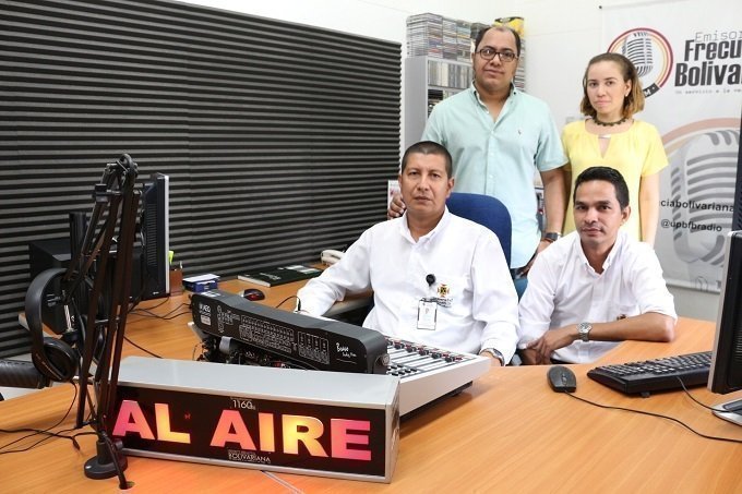 Mario Sánchez Arteaga, director de la emisora desde el año 2012; Cristina Madera Gómez, productora; Henry López Teherán y Jader Teherán Sierra, radioperadores.