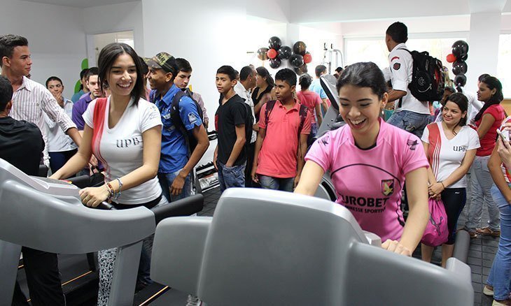 Trabajo sobre caminadora en inauguración de gimnasio en UPB Montería