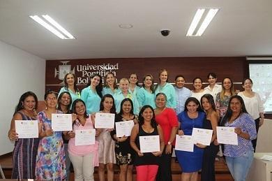 Las diez mujeres que representan la primera promoción del curso recibieron con emoción y satisfacción su diploma