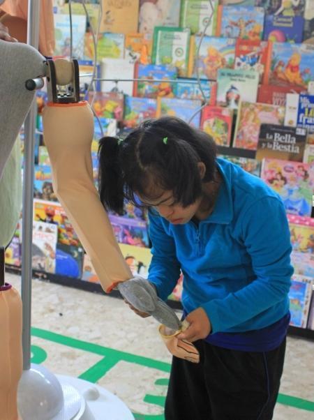 Los programas de Diseño Industrial y Diseño de Vestuario de la UPB diseñaron un muñeco que facilita el desarrollo de competencias físicas y cognitivas en personas en situación de discapacidad.