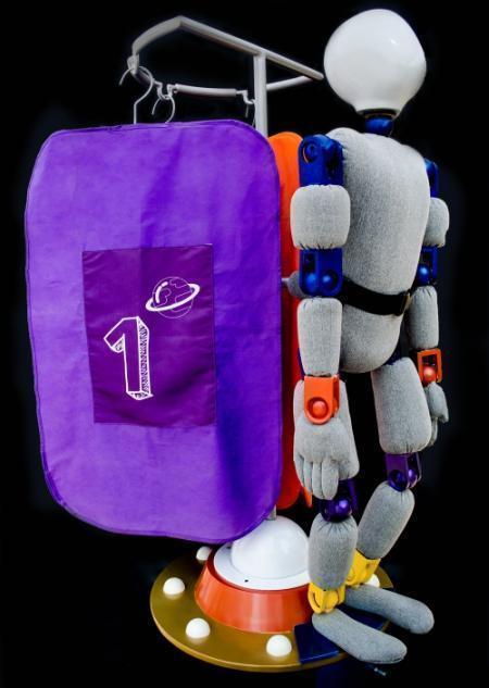 Los programas de Diseño Industrial y Diseño de Vestuario de la UPB diseñaron un muñeco que facilita el desarrollo de competencias físicas y cognitivas en personas en situación de discapacidad.