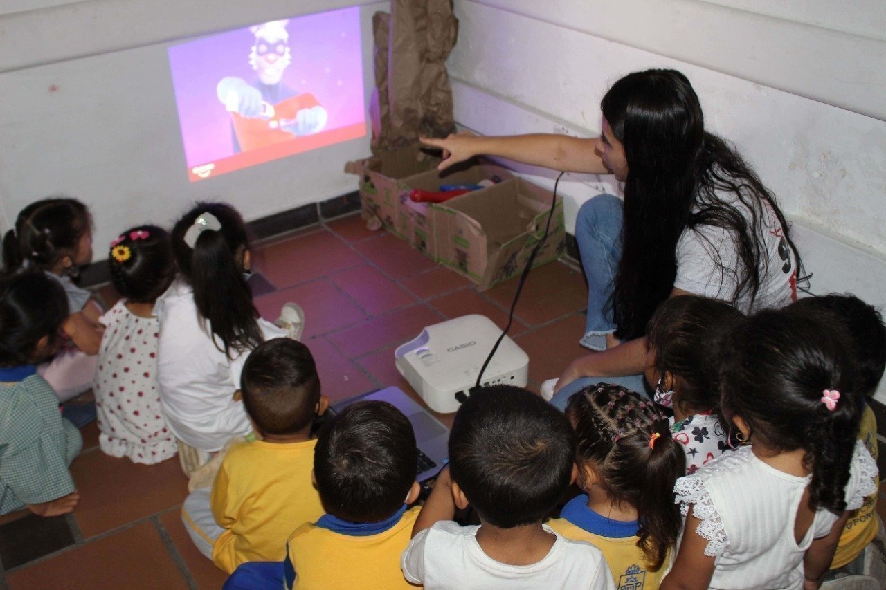 Estudiantes del CDI El Pedregal aprendiendo sobre higiene oral