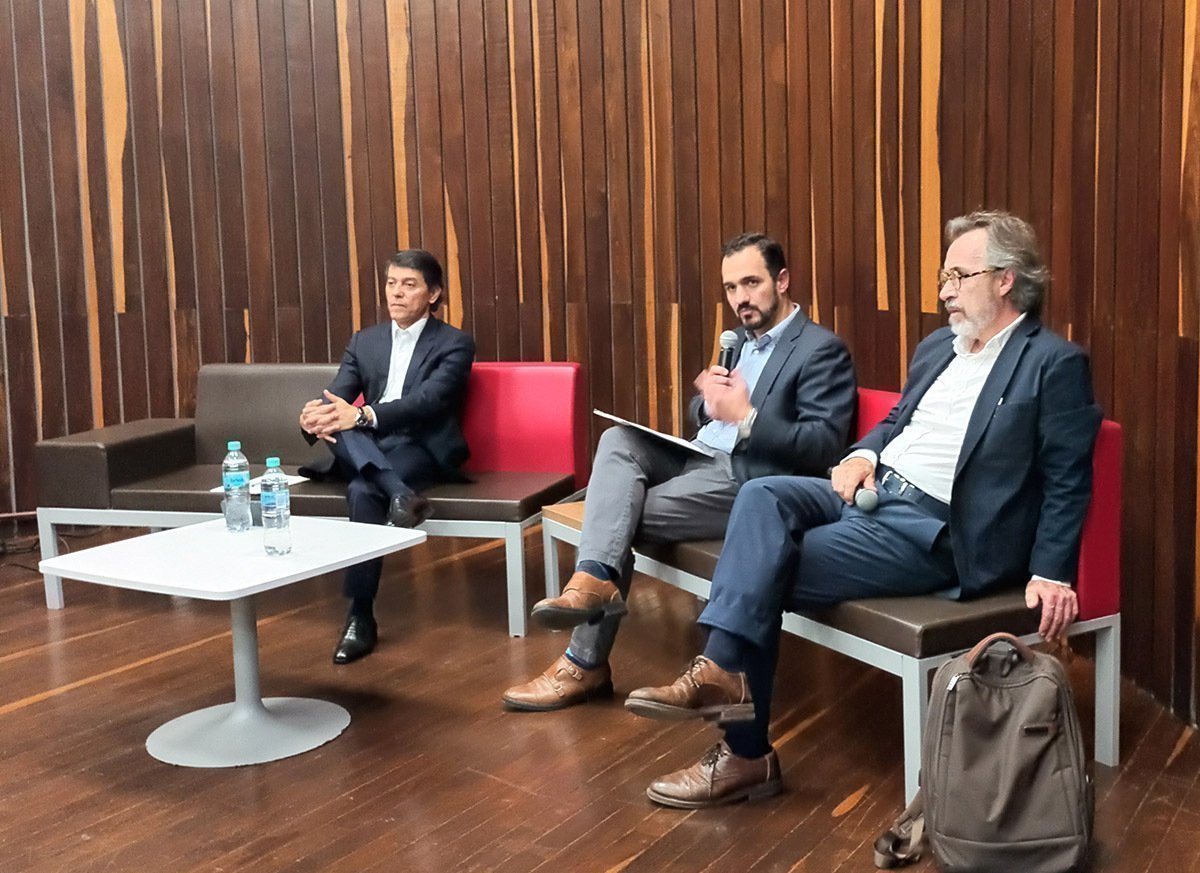 Jairo González Gómez, Alirio Giraldo y Mauricio García Villegas en la charla "Normas de Papel".