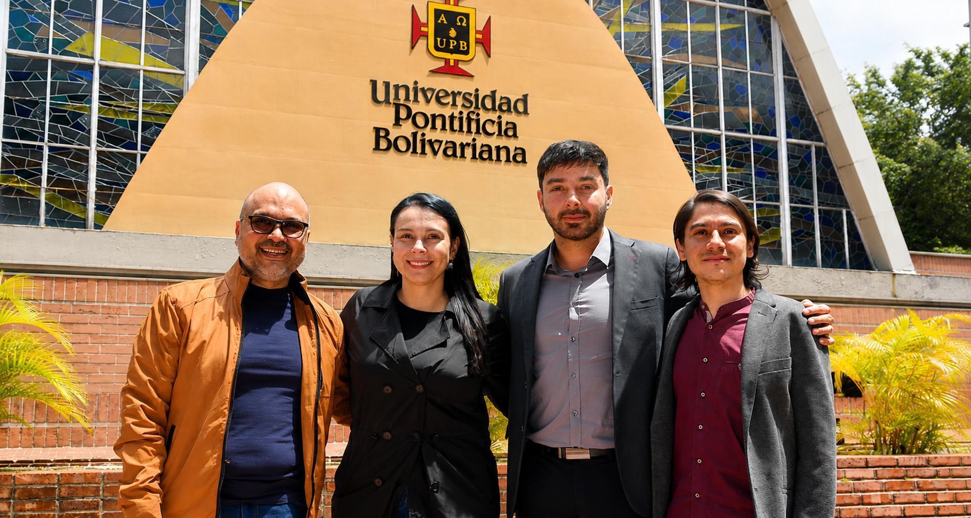 Coordinadora y director de facultad en reunión de pares para recibir acreditación 