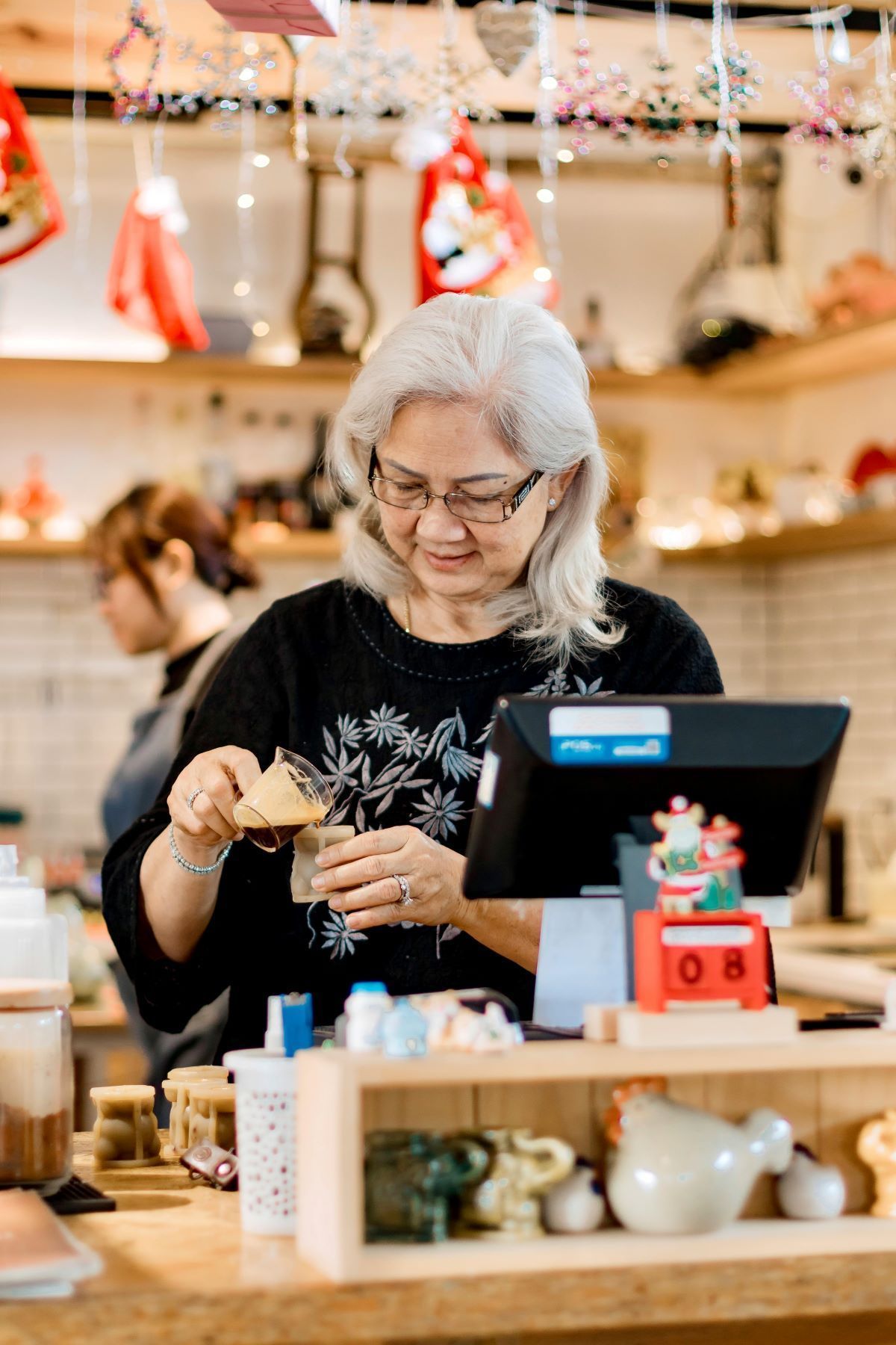 Adulto mayor en clase de barismo