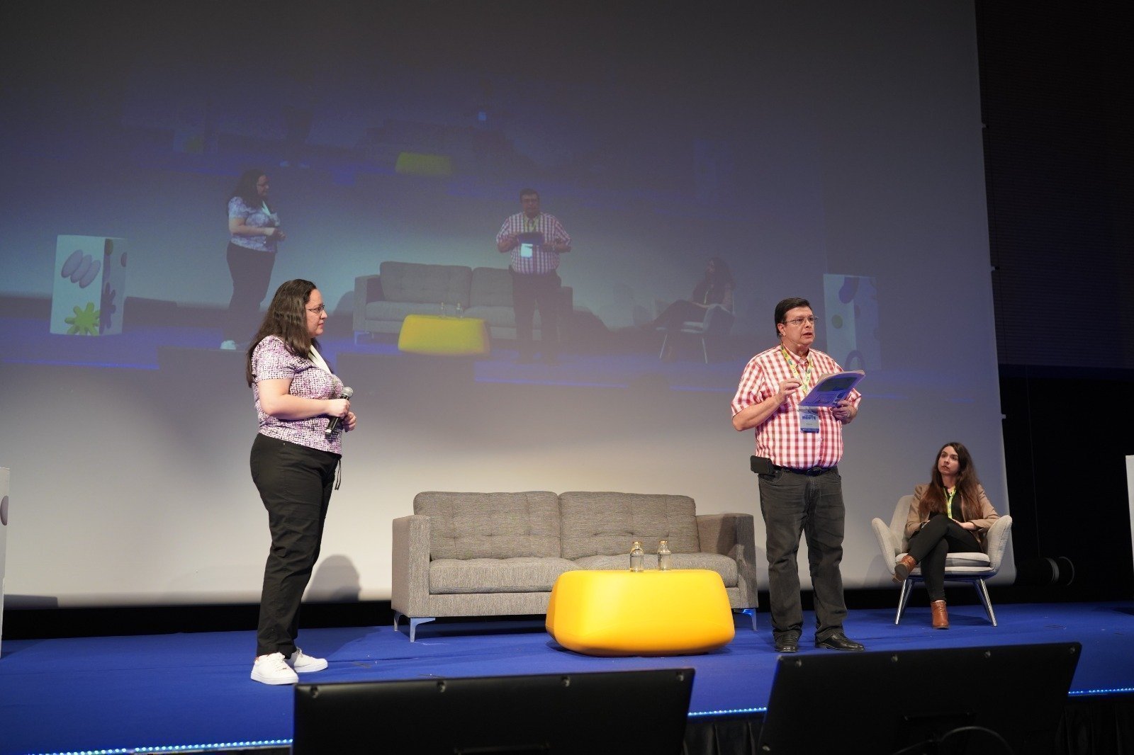 Beatriz Campillo y Guillermo León Zuleta en la conferencia sobre desafíos bioéticos de la IA, en la Escuela de Veranos Saberes UPB