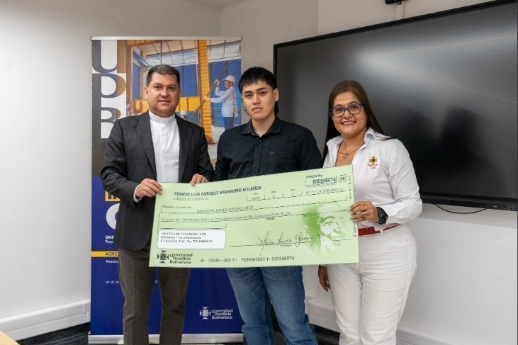 ESTUDIANTE GANADOR DE LA BECA DE ING CIVIL 